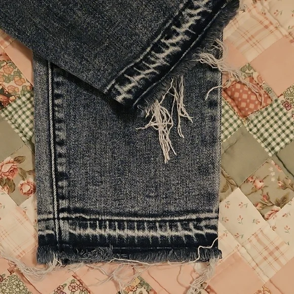 Levi 711 Skinny- 33 with Frayed cuff - Picture 5 of 11